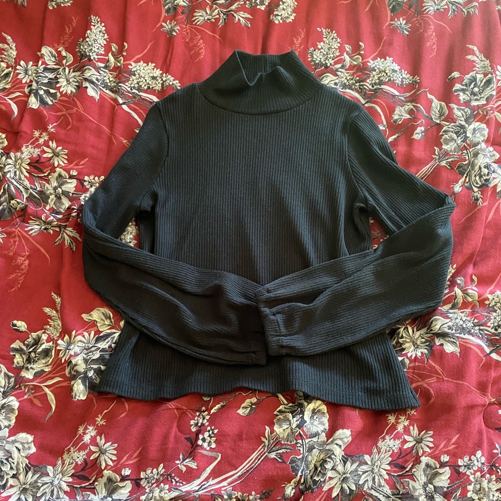 Madewell. Black turtleneck with loose sleeves. Cropped. Size S